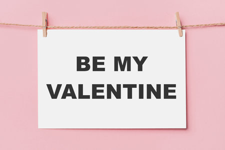note letter pin on rope on pink background, love and valentine concept with text be my Valentineの写真素材