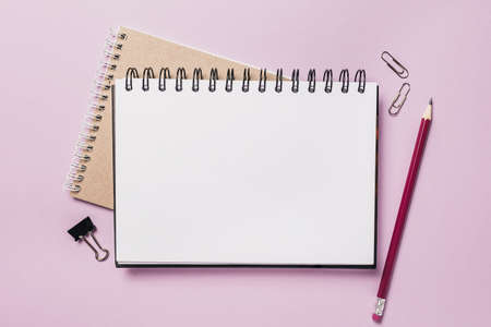 Notepad, white sticker and pensil on the desk. Mock up in copy space office purple background. It is important not to forget the noteの写真素材