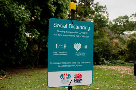 Sydney, Australia 2020-05-24 Social distancing sign in a public park in NSW, Australia during the COVID-19 pandemic.のeditorial素材