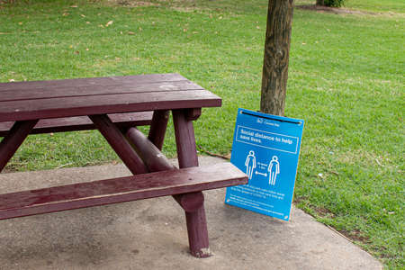 Sydney, Australia 2020-05-24 Social distancing sign in a public park in NSW, Australia during the COVID-19 pandemic.のeditorial素材