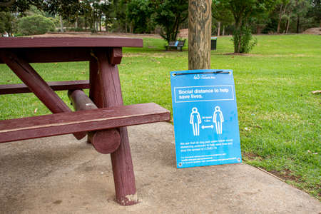 Sydney, Australia 2020-05-24 Social distancing sign in a public park in NSW, Australia during the COVID-19 pandemic.のeditorial素材