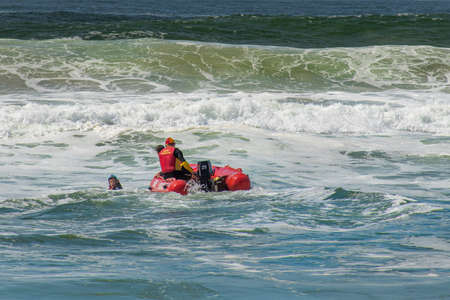 Cronulla, Australia 2020-02-15 Surf rescue life savers training in progress. Rescue pick up at Wanda Beach, NSW, Australia.のeditorial素材