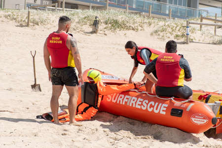 Cronulla, Australia 2020-02-15 Surf rescue life savers training in progress. Mannequin rescue pick up at Wanda Beach, NSW, Australia.のeditorial素材