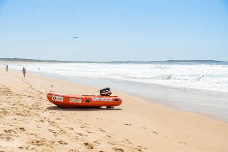 Cronulla, Australia 2020-02-15 Beach closed sign and surf rescue boat at the beach in Sydney. Despite the warning people are still swimming and surfingのeditorial素材