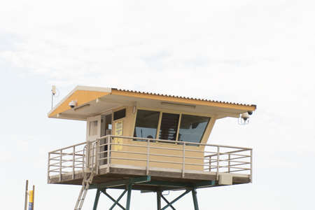 Sydney, Australia 2020-02-15 Surf life saving tower with the sign Beach closed at Wanda Beach, NSWのeditorial素材