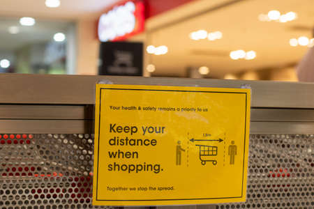 Sydney, Australia 2020-04-27 Poster about keeping social distancing when shopping to prevent spreading of the COVID-19 virusのeditorial素材