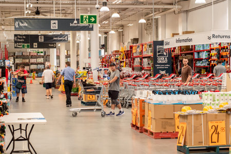 Sydney, Australia - 2020-01-15 Customers at Bunnings Warehouse. Bunnings is a largest household hardware chain with stores in Australia and New Zealand.のeditorial素材