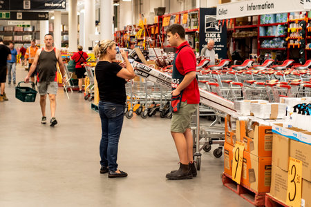 Sydney, Australia - 2020-01-15 Customer and employee at Bunnings Warehouse. Bunnings is a largest household hardware chain with stores in Australia and New Zealand.のeditorial素材