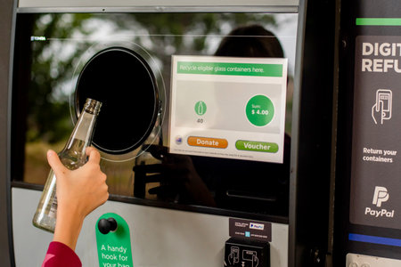 Sydney, Australia 2020-01-18. Return and Earn public return point for recycling. Reverse Vending Machine for refund and recycling of glass bottles. Recyclingのeditorial素材