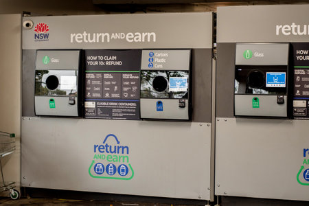 Sydney, Australia 2020-01-18. Return and Earn public return point for recycling. Reverse Vending Machine for refund and recycling of glass and plastic bottles. Recylcingのeditorial素材