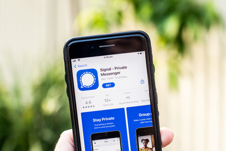 Sydney, Australia - 2021-01-17 Signal messenger social networking app on the phone screen.のeditorial素材