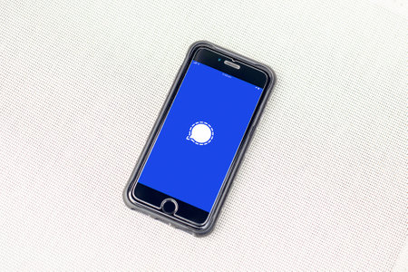 Sydney, Australia - 2021-01-17 Signal messenger social networking app on the phone screen.のeditorial素材