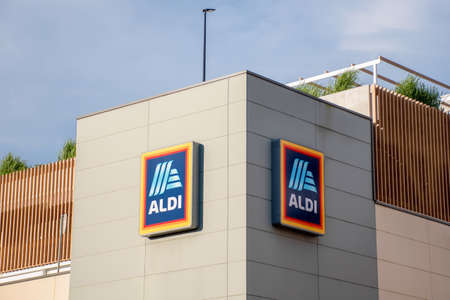 Sydney, Australia - 2021-05-08 Exterior view of Aldi supermarket with logo.のeditorial素材