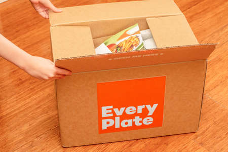 Sydney, Australia 2021-07-17 Hands opening Every Plate cardbord box with meal kits. Subscription delivery meal kit service.のeditorial素材