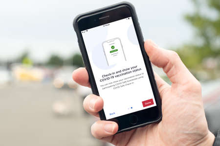2021-10-17 Sydney, Australia Check in and show your vaccination status. Covid-19 digital certificate now available via Service NSW government app. NSW, Australia.のeditorial素材