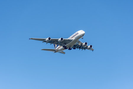 2022-05-08 Sydney, Austraia. Singapore Airlines jet plane aircraft in the sky.のeditorial素材