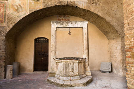 Medieval water well in San Gimignano, Tuscany,  Italyの写真素材