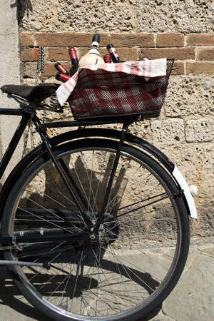 baskets with bottles of Chianti on a bicycleの写真素材