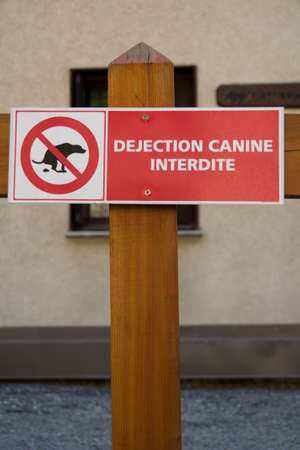 No Dog Poop Sign in French