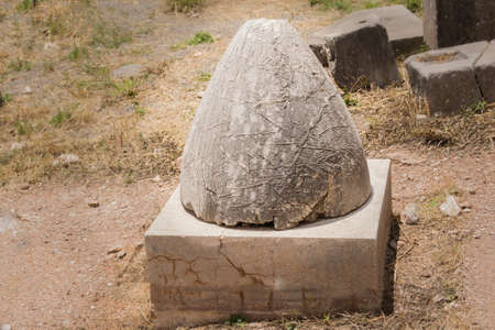 The omphalos at ancient excavations in Delphi , Greeceの写真素材