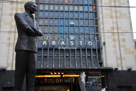 Gardel statue in front of Abasto Marketのeditorial素材