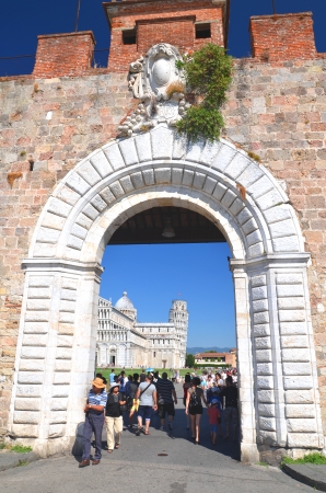 Tourists on Piazza di Miracoli in Pisa, Italyのeditorial素材