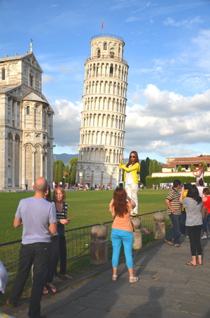 Tourists on Piazza di Miracoli in Pisa, Italyのeditorial素材