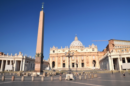Tourists on St. Peters Square in Vatican Cityのeditorial素材