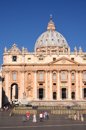 Tourists on St. Peters Square in Vatican Cityのeditorial素材