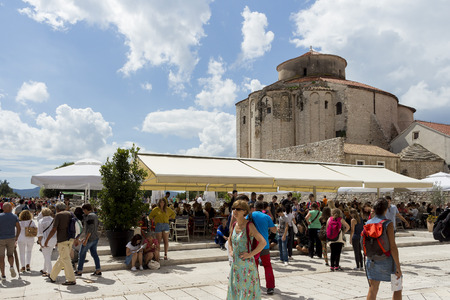 ZADAR, CROATIA - AUGUST 17, 2015: Tourists resting and drinking beverages in one of the Zadar cafesのeditorial素材