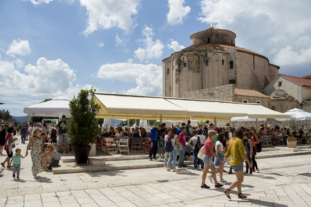 ZADAR, CROATIA - AUGUST 17, 2015: Tourists resting and drinking beverages in one of the Zadar cafesのeditorial素材