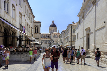 DUBROVNIK, CROATIA - AUGUST 13, 2015: Summer scene of the main street (Stradun or Placa), with locals and tourists, in Dubrovnik, Croatiaのeditorial素材