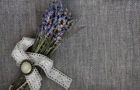 Dry lavender flowers bouquet on old rustic linen fabric background
の写真素材