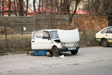 Guy Repair Junk White Car Fiat 126pのeditorial素材