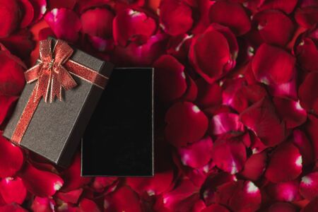 Brown gift box Placed on red rose petals Top view, valentine's day theme