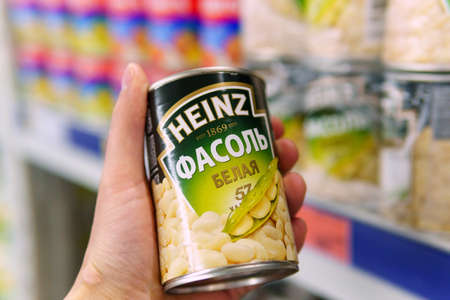 Tyumen, Russia-april 21, 2021: Heinz white beans beans. selective focusのeditorial素材
