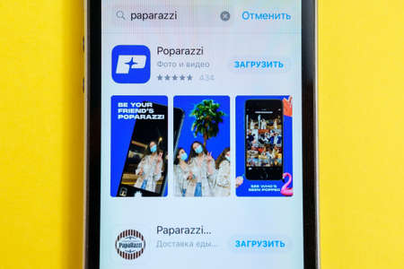 Tyumen, Russia-June 4, 2021: Poparazzi app on screen smartphone. Poparazzi is a social network.のeditorial素材