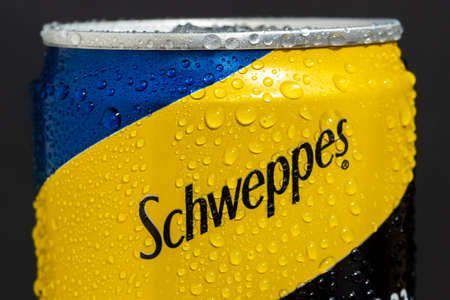 Tyumen, Russia-May 25, 2021: Aluminum can of the Schweppes Close-up logo.のeditorial素材