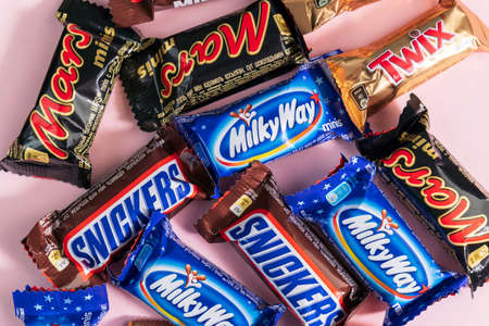Tyumen, Russia-January 23, 2022: Snickers, Mars, Milky Way and Twix, bounty minis candy bars. flat layのeditorial素材