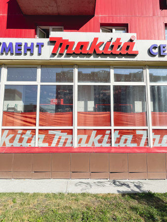 Tyumen, Russia-June 14, 2023: Logo of makita. Makita is a Japanese corporation, a manufacturer of power tools. Vertical photoのeditorial素材
