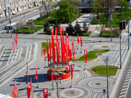 09.05.2021 Russia, Moscow. top view of the street decorated with red flags in honor of the May 9 holiday. Victory Dayのeditorial素材