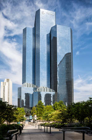 PARIS, FRANCE - AUGUST 27, 2016: La Defense, Business Quarter and Total Towersのeditorial素材