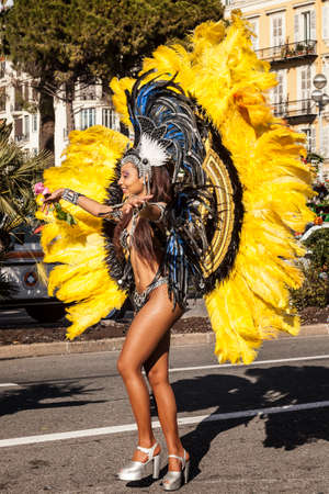 NICE - FRANCE - March 01, 2014: Carnival of Nice, Flowers' battle. Samba dancerのeditorial素材