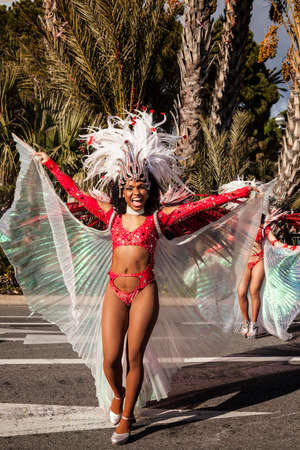 NICE - FRANCE - March 01, 2014: Carnival of Nice, Flowers' battle. Samba dancerのeditorial素材