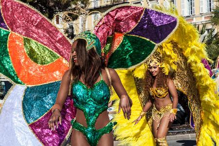 NICE - FRANCE - March 01, 2014: Carnival of Nice, Flowers' battle. Samba dancersのeditorial素材