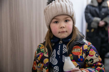 Dnipro, Ukraine - Mar 16, 2022 Volunteers, little girl, refugees, face, face, asylum, people, center, families, humanitarian, aid, people, Ukraine,のeditorial素材