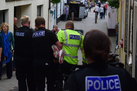 This morning we arrested a local man who was wanted on a Recall to Prison.  The arrest at around 11:45 am involved a foot chase along Bideford Quay and then into Cooper street. Unfortunately just prior to the man being detained in Cooper Street a member oのeditorial素材