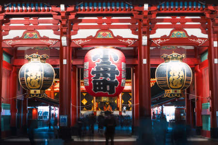 People walking around the gate of Senso-ji temple, Asakusa, Japan.のeditorial素材