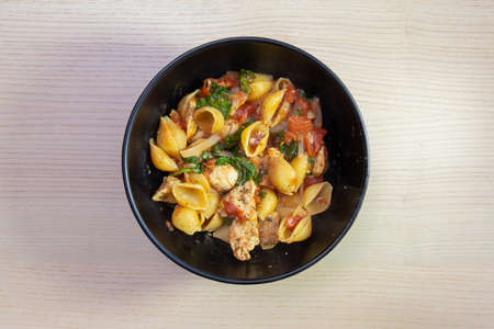 A bowl of chicken shell pasta.