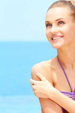 Closeup of cute young woman with beautiful smileの写真素材